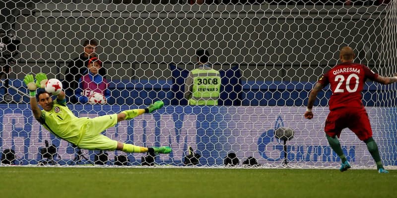 Claudio Bravo - Chàng Thủ Môn Huyền Thoại Người Chile 1 Lối chơi của Condor Chico là kinh nghiệm và bản năng thiên bẩm